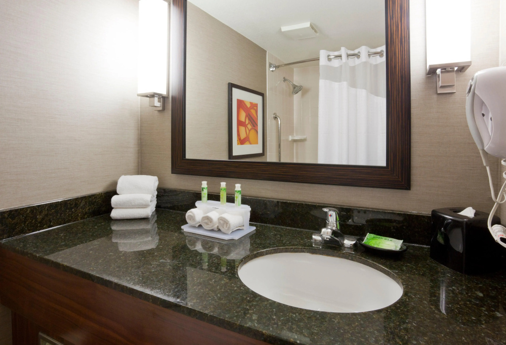 Holiday Inn Express & Suites Bloomington West by IHG