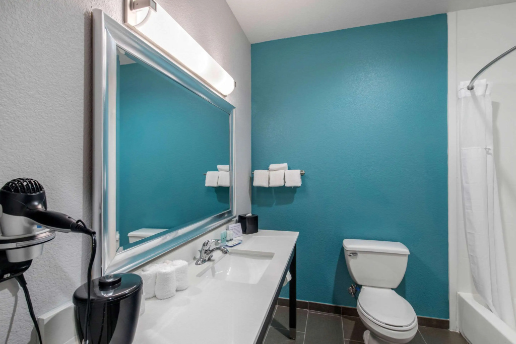 Clarion Inn & Suites DFW North