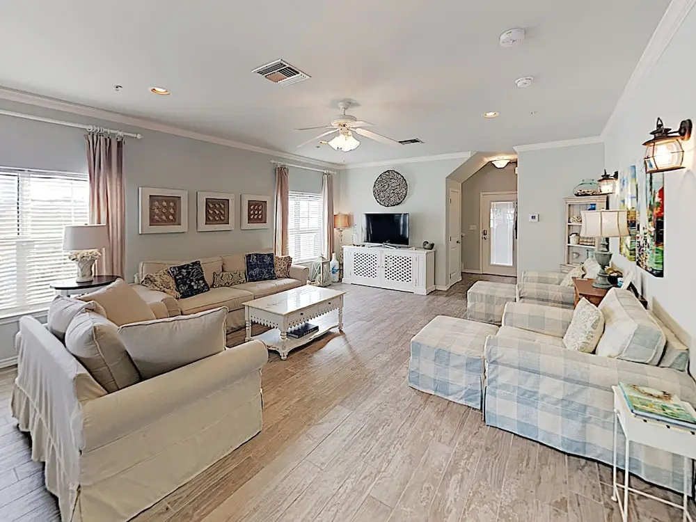 3BR Townhome with Tower Views by RedAwning