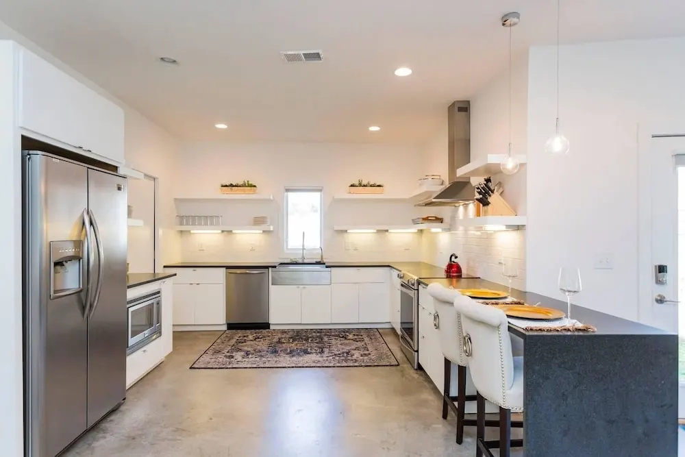 GTS - Germantown Spot - Close to Downtown - Huge Luxury Home With Backyard!