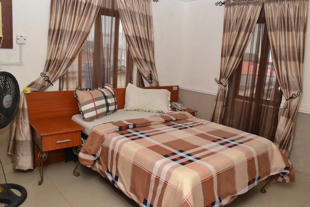 Aquatic Suites & Lounge