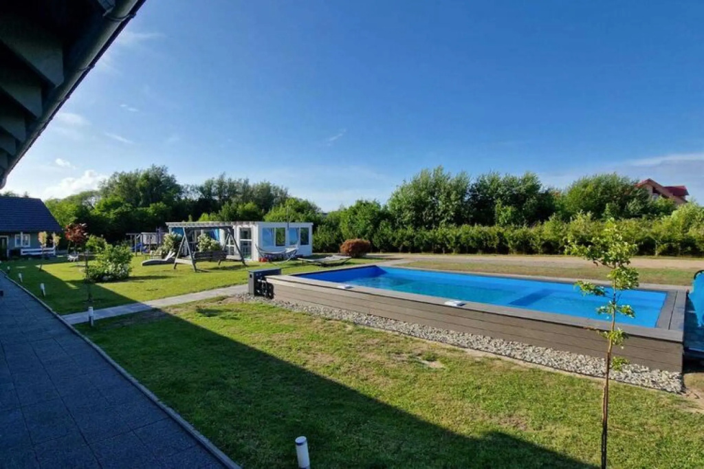Air-conditioned holiday homes, summer pool, Rewal