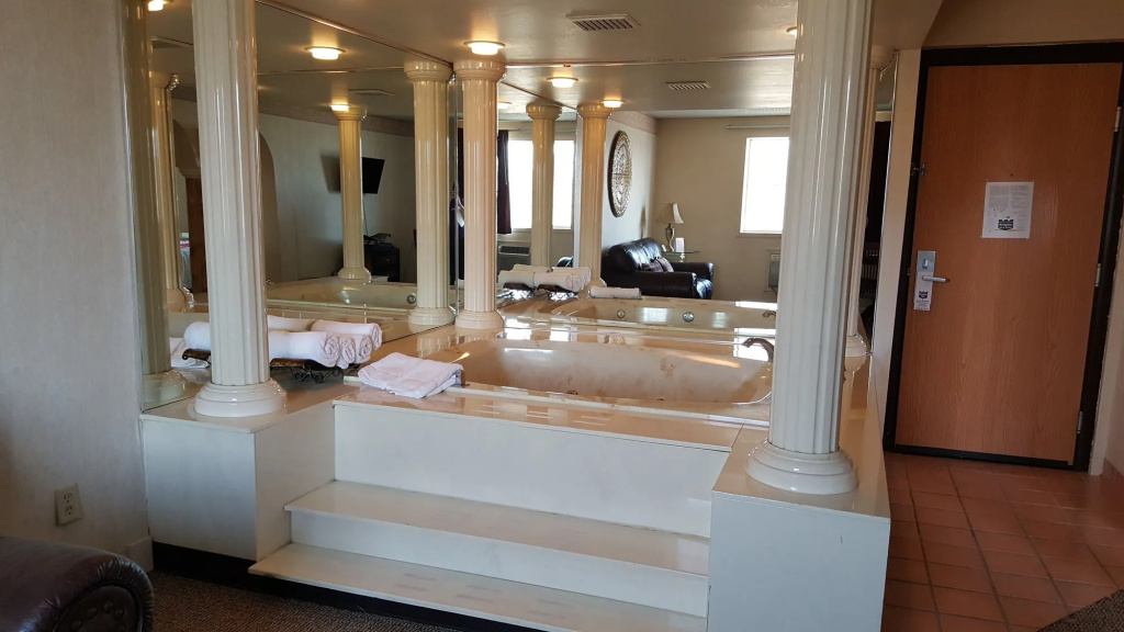 Knights Inn and Suites - Grand Forks