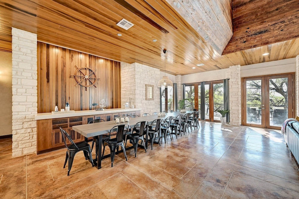 Luxury Lakefront Escape on Lake Travis