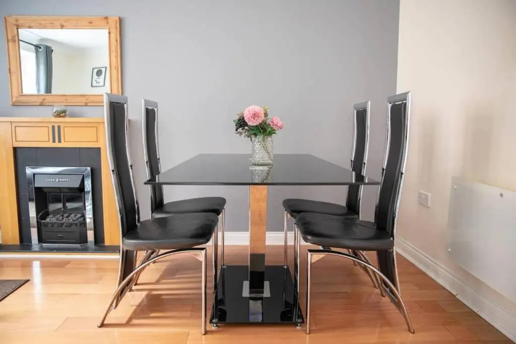 Central 2 Bed 2 Bath Flat with Parking by CozyNest
