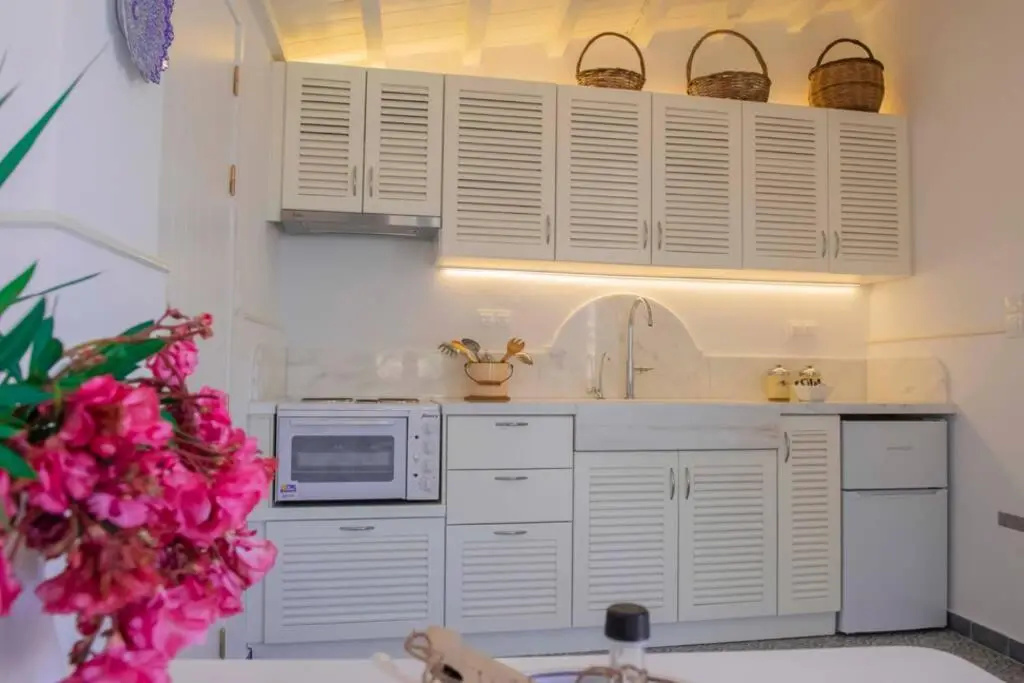 250 metres from the sea an independent tiny house with a yard full of flowers! Spitaki the Little House!