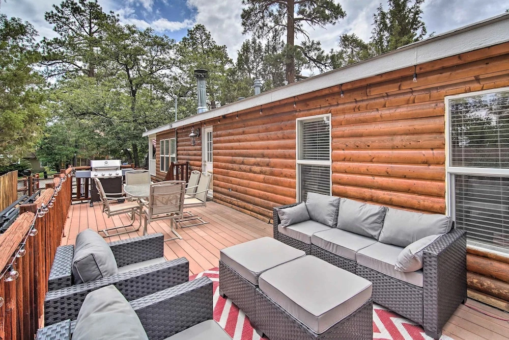 8 Mi to Big Bear Lake and Village Sugarloaf Cabin!