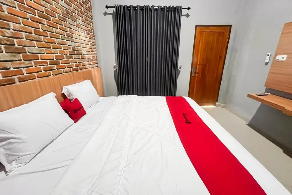 RedDoorz Plus at New Favour Hotel Gunung Dempo