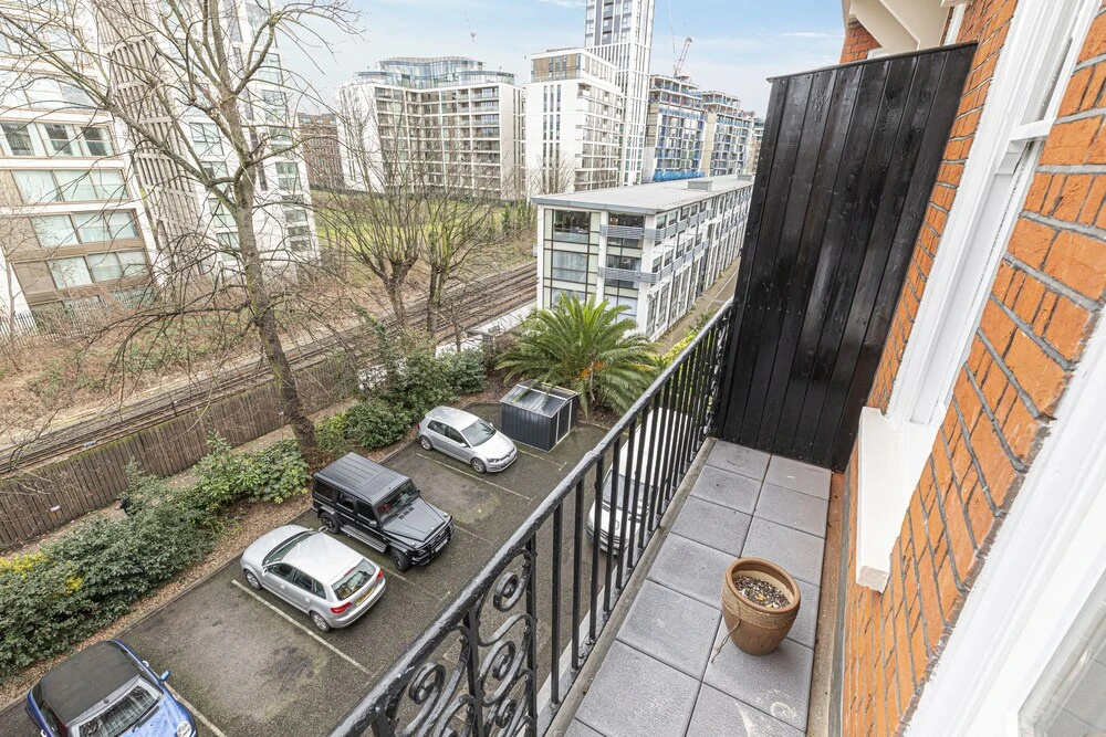 Stylish 3 Bedroom Flat with balcony is West Kensington
