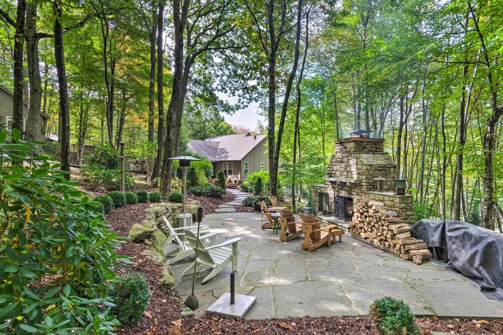 Screened Porch + 3 Decks: Beech Mountain Cabin
