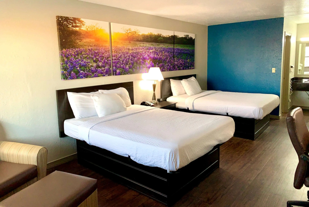 Days Inn & Suites by Wyndham - Canton First Monday Trade Days