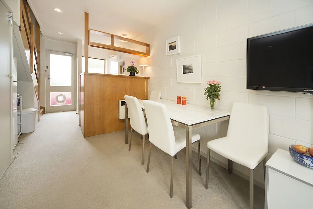 QV Quiet & light filled Townhouse - 456