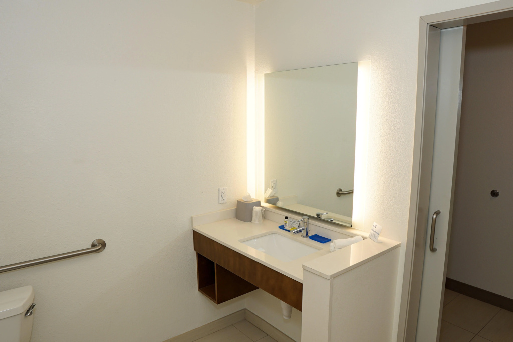 Holiday Inn Express & Suites - Aurora Medical Campus by IHG