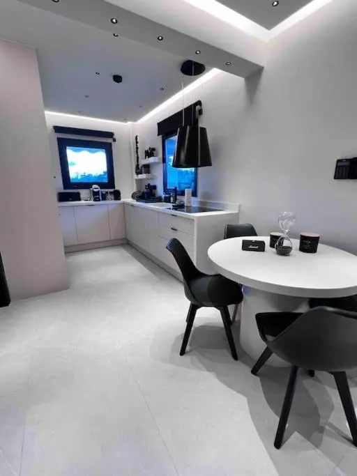 Lagonisi 2 bedroom luxury Apartment by the sea!