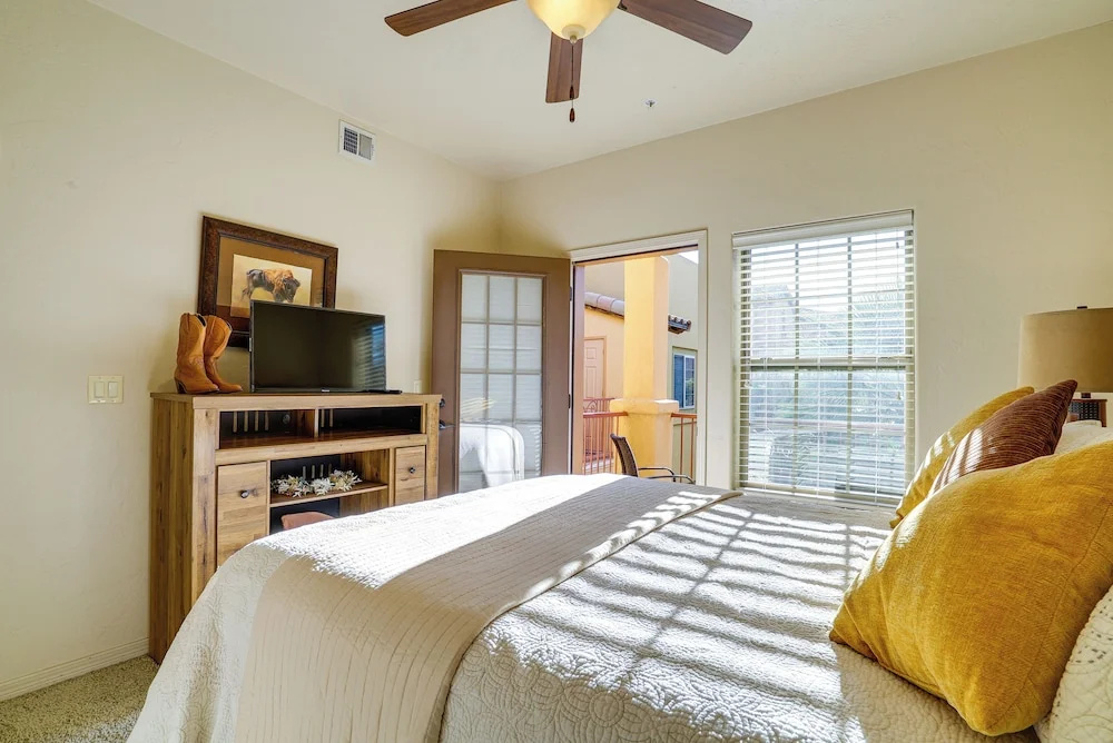 Inviting Las Cruces Condo < 1 Mi to Mesilla Plaza!