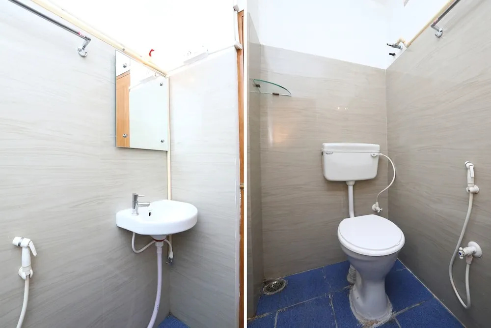 V Wella Comforts By OYO Rooms