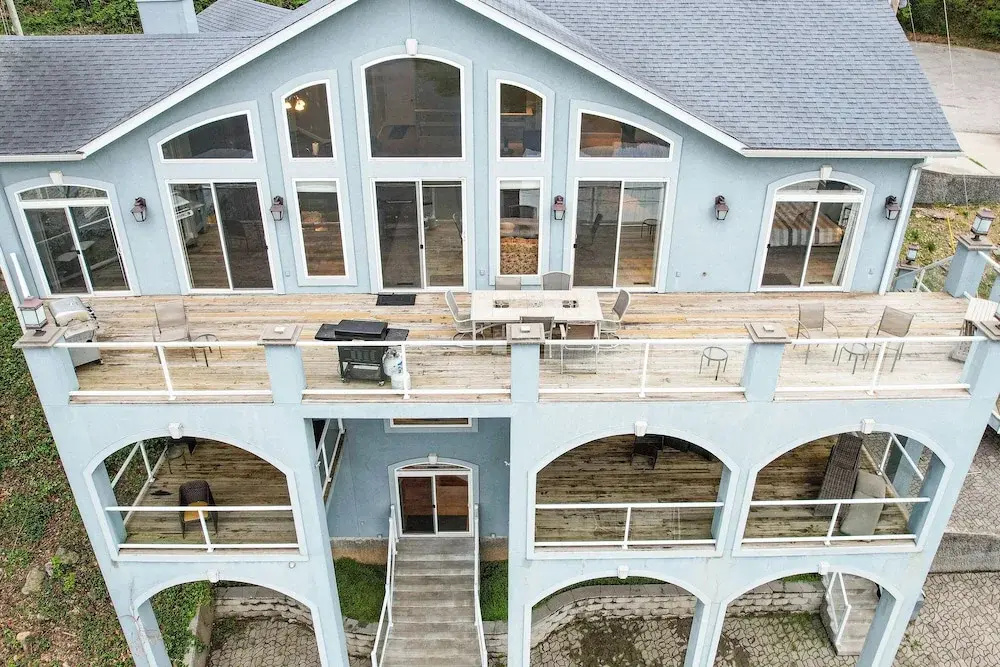Huge! Sleeps 30-kayaks, Pedal Boat & Paddle Boards