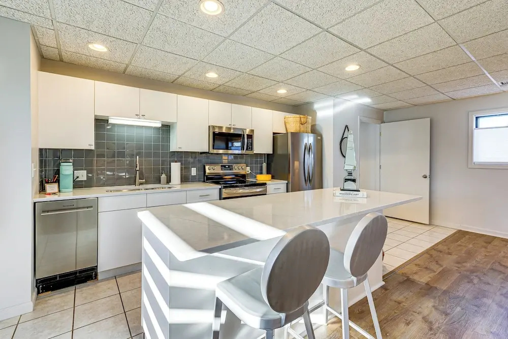 Between Restaurant & Brewery! Chic Perrysburg Apt