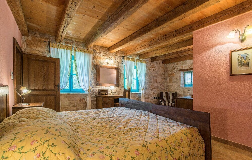 Authentic Villa in Tinjan With Private Pool
