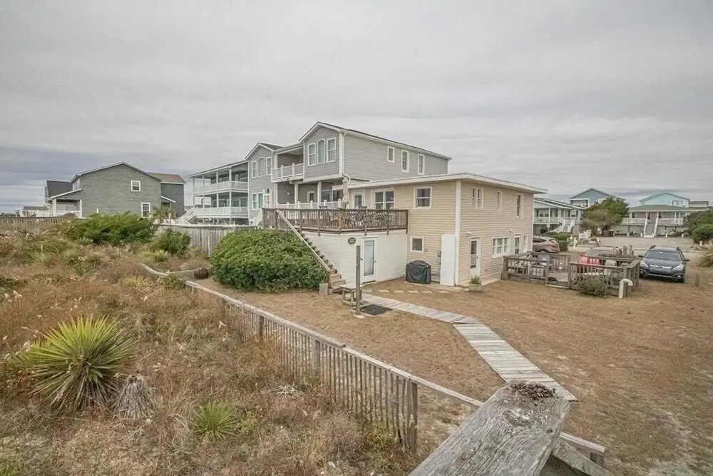 The Captain's Quarters 2 Bedroom Home by RedAwning