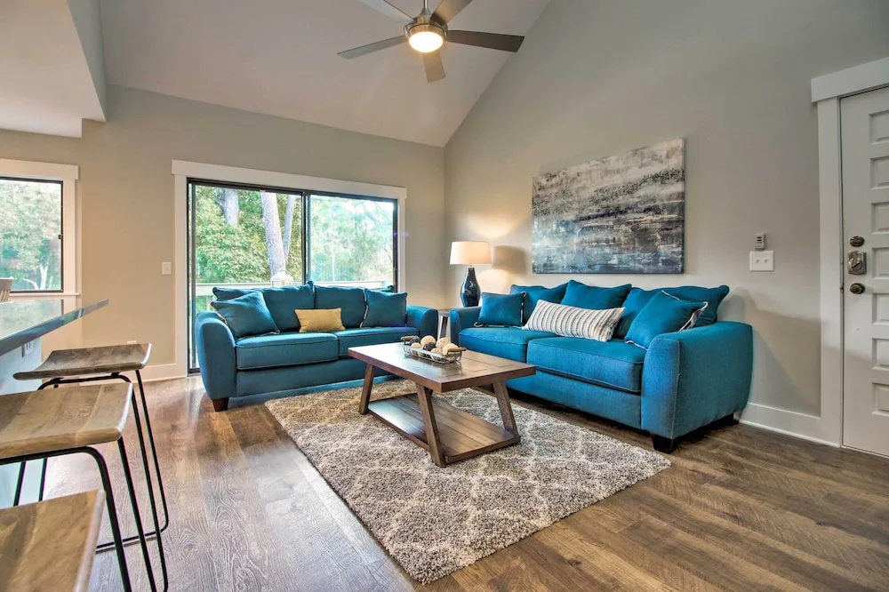 Villa w/ Golf Course Views, Walk to Harbour Town
