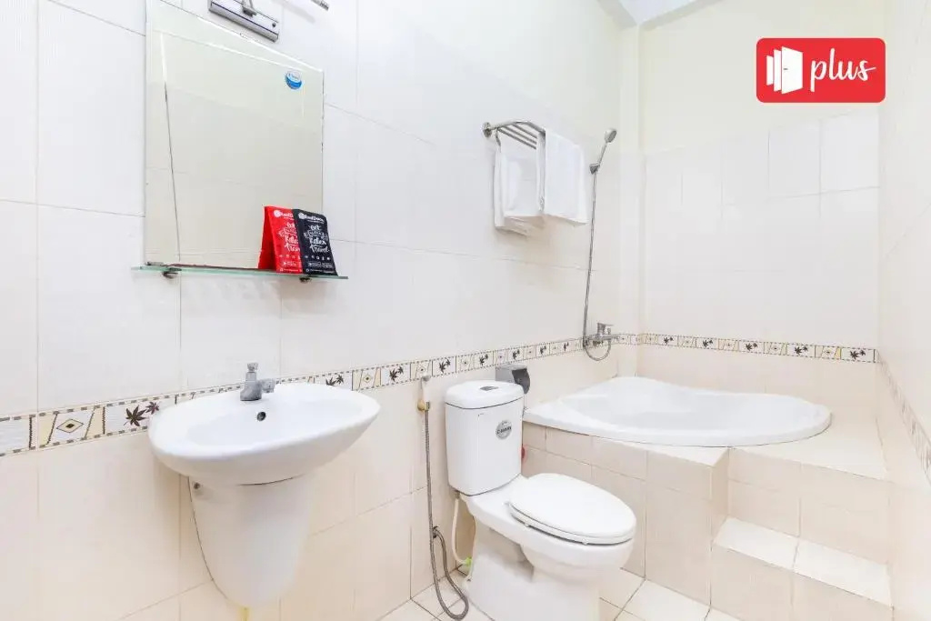 RedDoorz Phuong Nam Hotel near Nga Tu Binh Thai