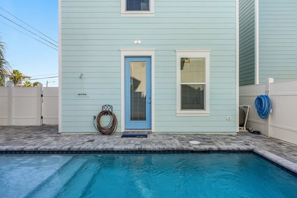 Spectacular 3br 4ba w/ Private Pool, 2 Min Walk to Beach - Sleeps 15!