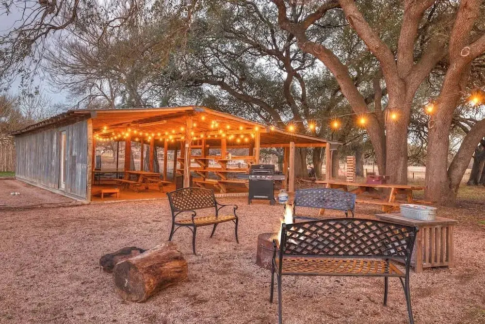 Waylons House-hot Tub Shared Party Barn With Games
