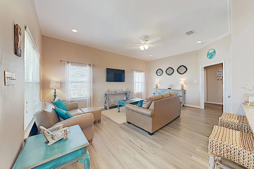 3326 Tx-35 Bus Home - 2 Br home by RedAwning