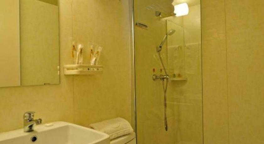 Super 8 by Wyndham Guiyang Qian Ling Park Rui Jin North Road