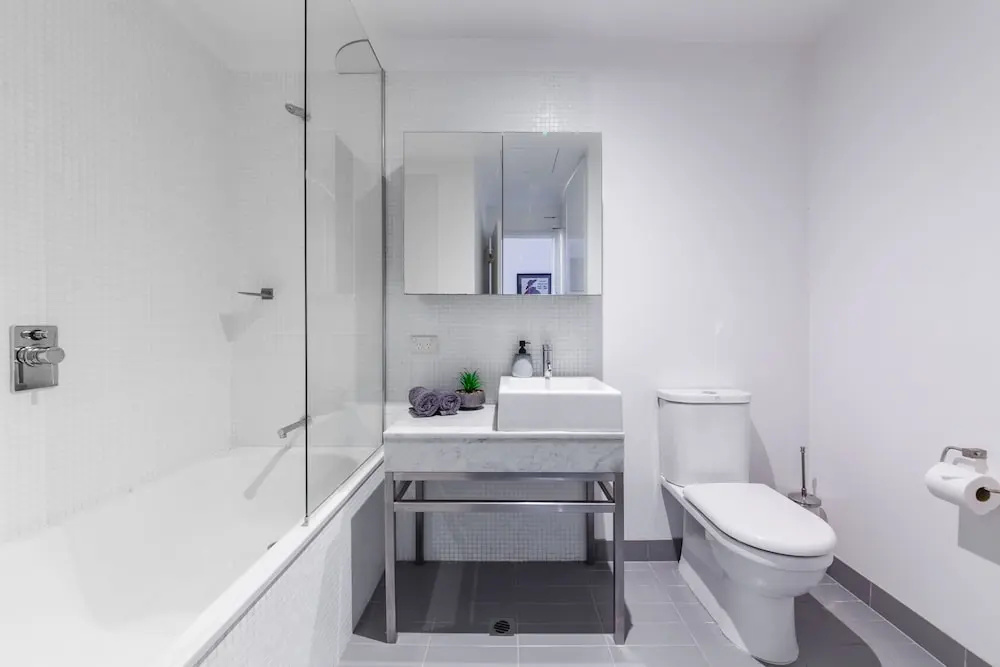 Stylish 2 bed 2 bath parking wifi pool