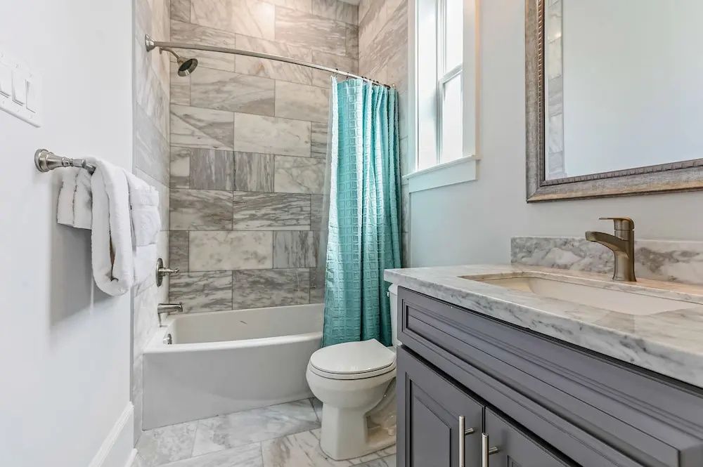 Chic 4 BR Condo - Large Pool - Perfect Location