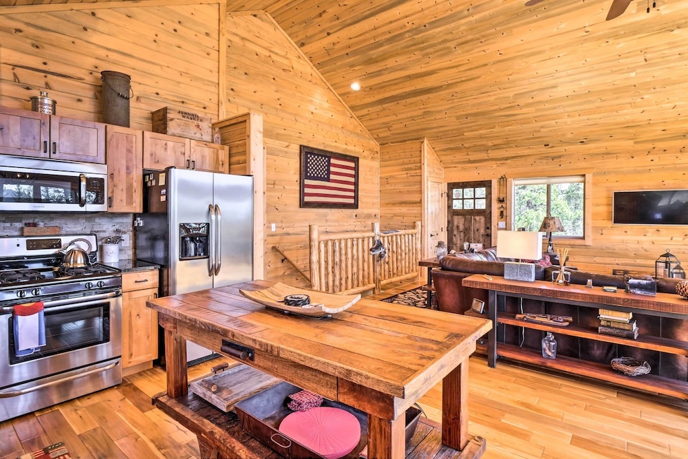 Jefferson Cabin w/ Fire Pit: Near Hiking Trails!