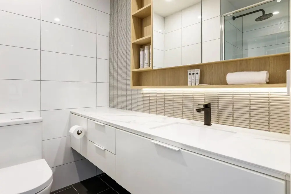 Modern 2-bed Ivanhoe Unit With Parking