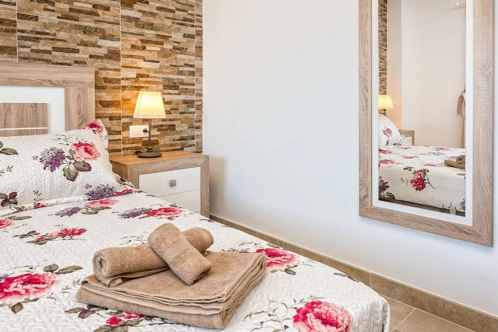 Malaga Station Apartment - Modern Apartment in Málaga Capital, 10 Mins Walk to Beach, Wifi