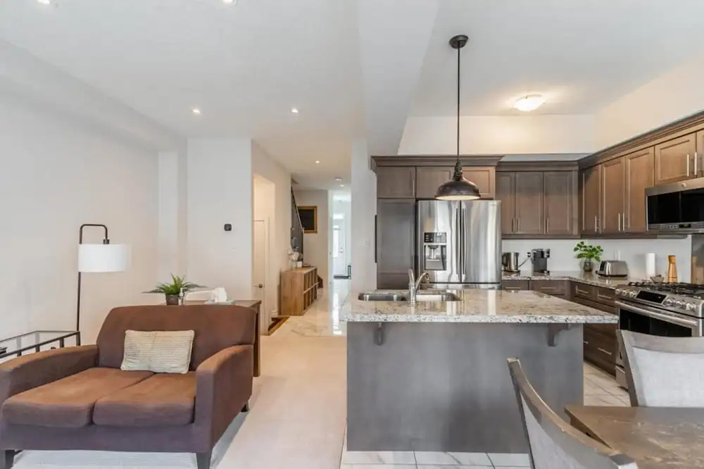 Modern Lakeshore 3BR 3BA TH Free Parking BBQ
