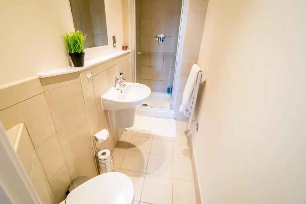 Spacious City 2 Bed, 2 Bath, FREE PARKING & WiFi