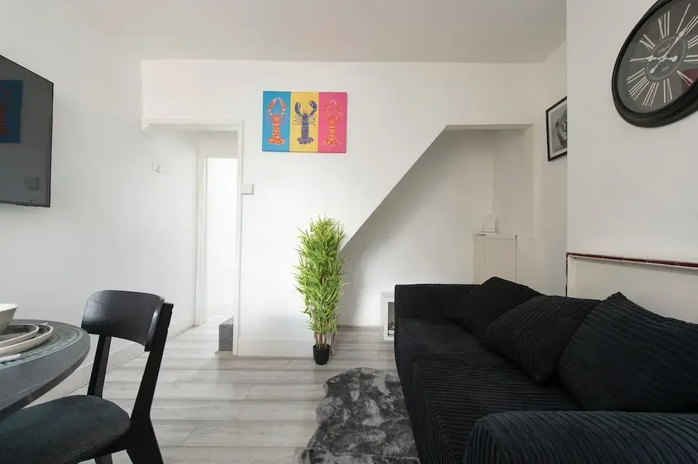 Stylish 4BR Home WiFi FreeParking