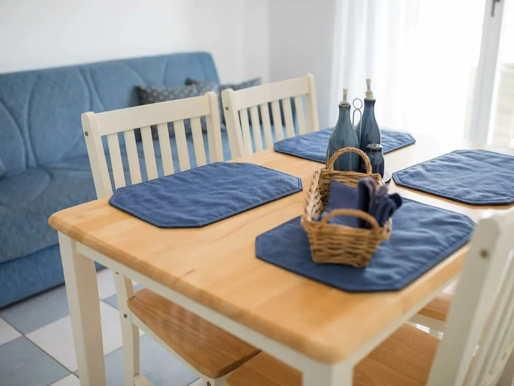 Lovely 4 Bedroom Apartment with Beautiful Garden And Terrace, 50m From the Beach