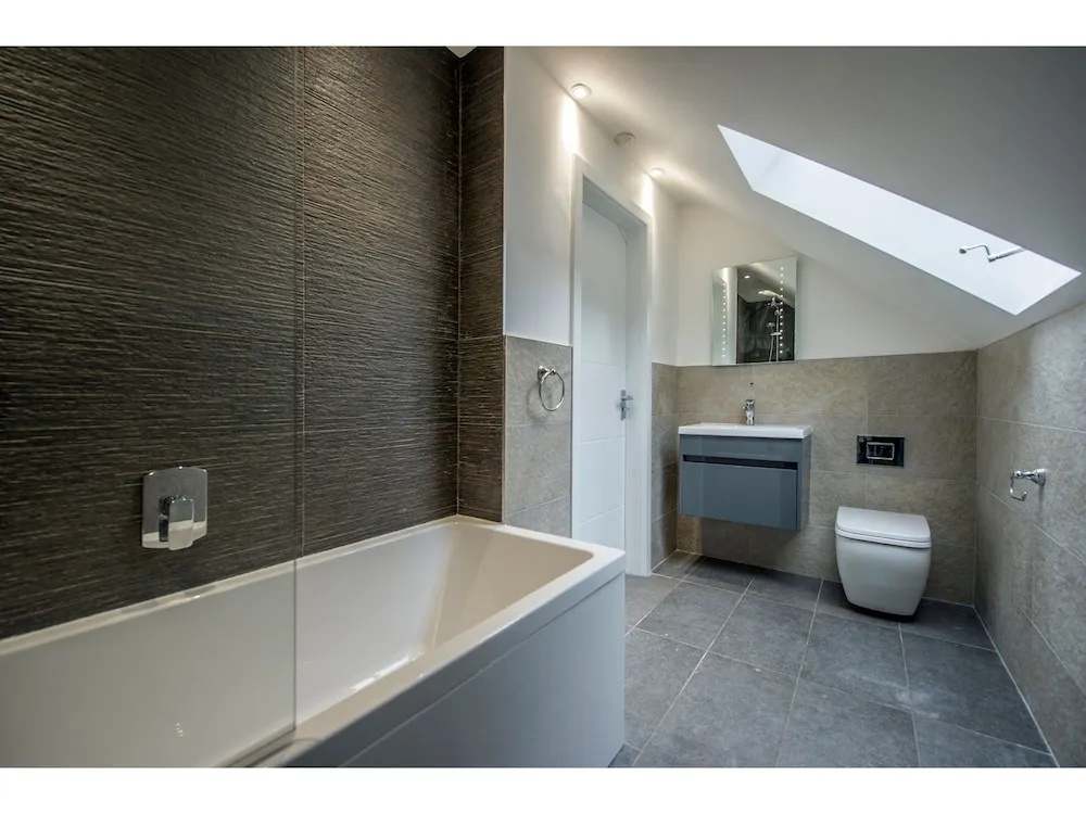 Modern, Stunning and Elegant 2 Bedroom Apt for 4