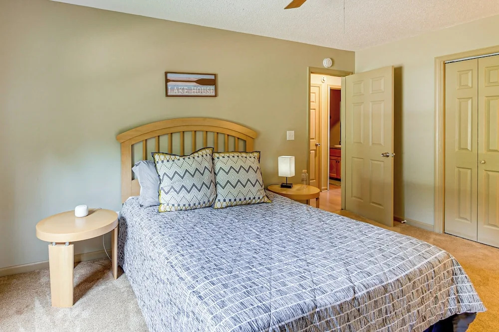 Luxe Lake Sinclair Living: Private Dock & Beach!