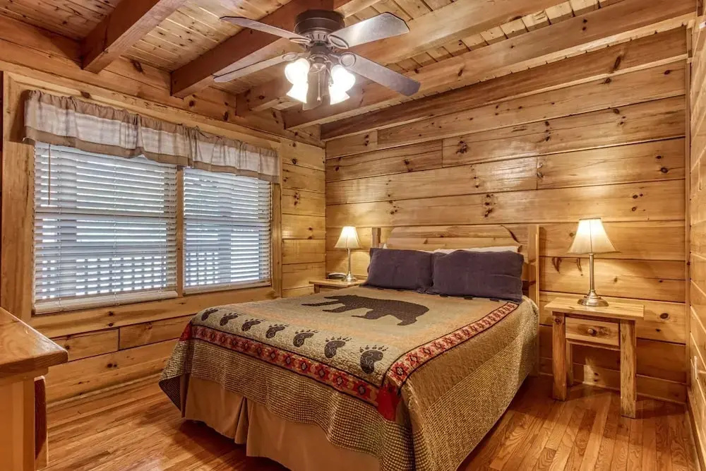 ERN864 - The Cedars - Great Location! Close To All The Action! cabin