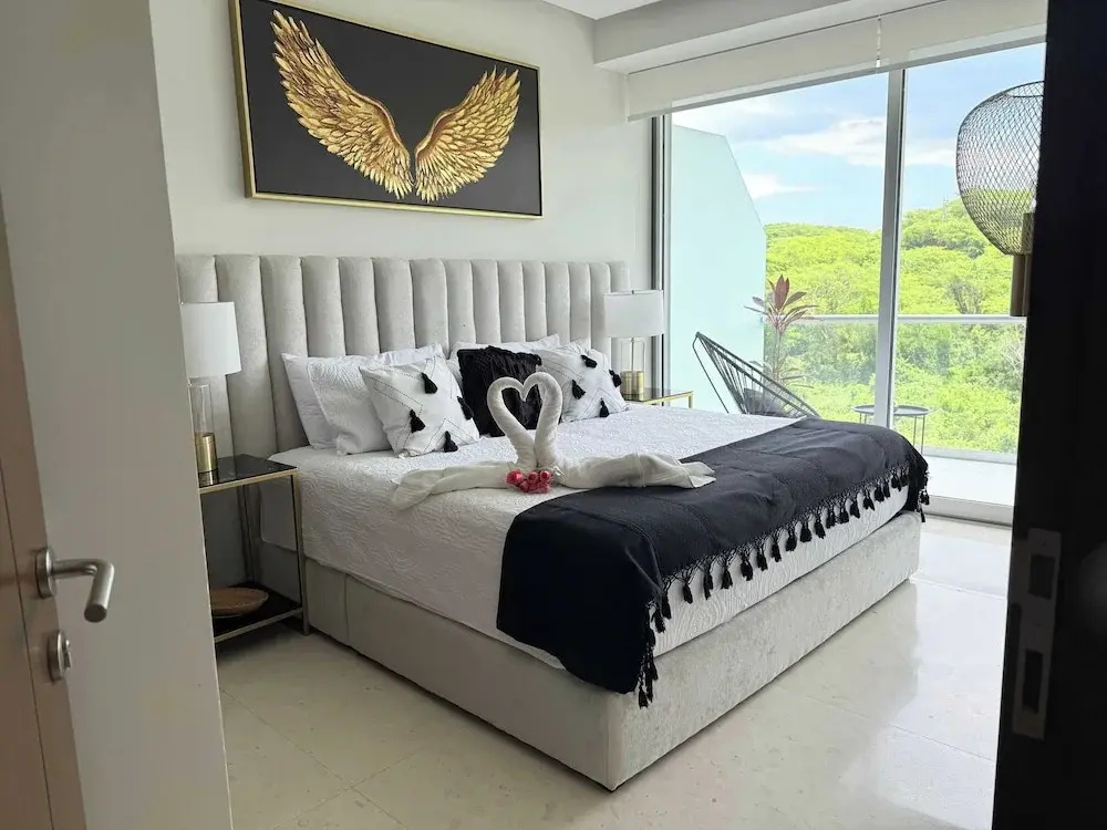 Luxury 2BR Bolongo Ocean View Private Beach