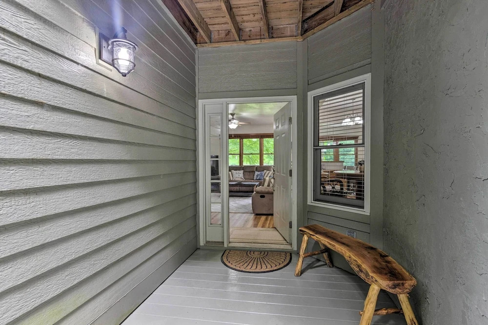 Blue Ridge Mtn Views: Condo w/ Furnished Balcony