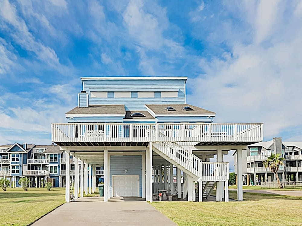 New Listing! Chic Karankawa , 1 Block To Beach 3 Bedroom Home