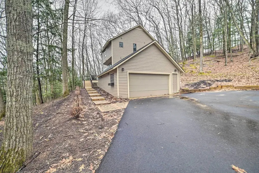 2 Mi to Tunnel of Trees: Home w/ Furnished Deck