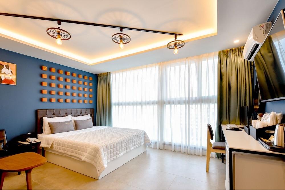 The SWEET Hotel
