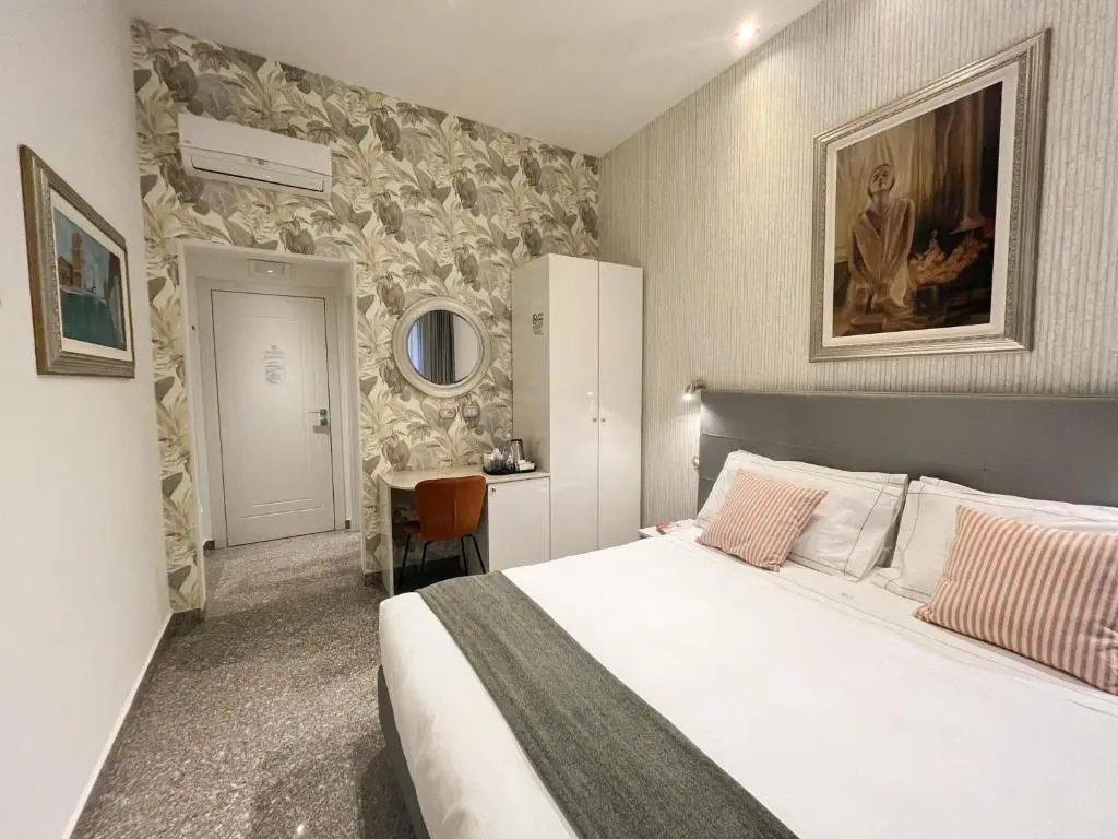 Monza City Rooms & Studios