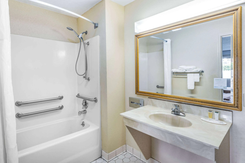 Days Inn by Wyndham Macon I-475