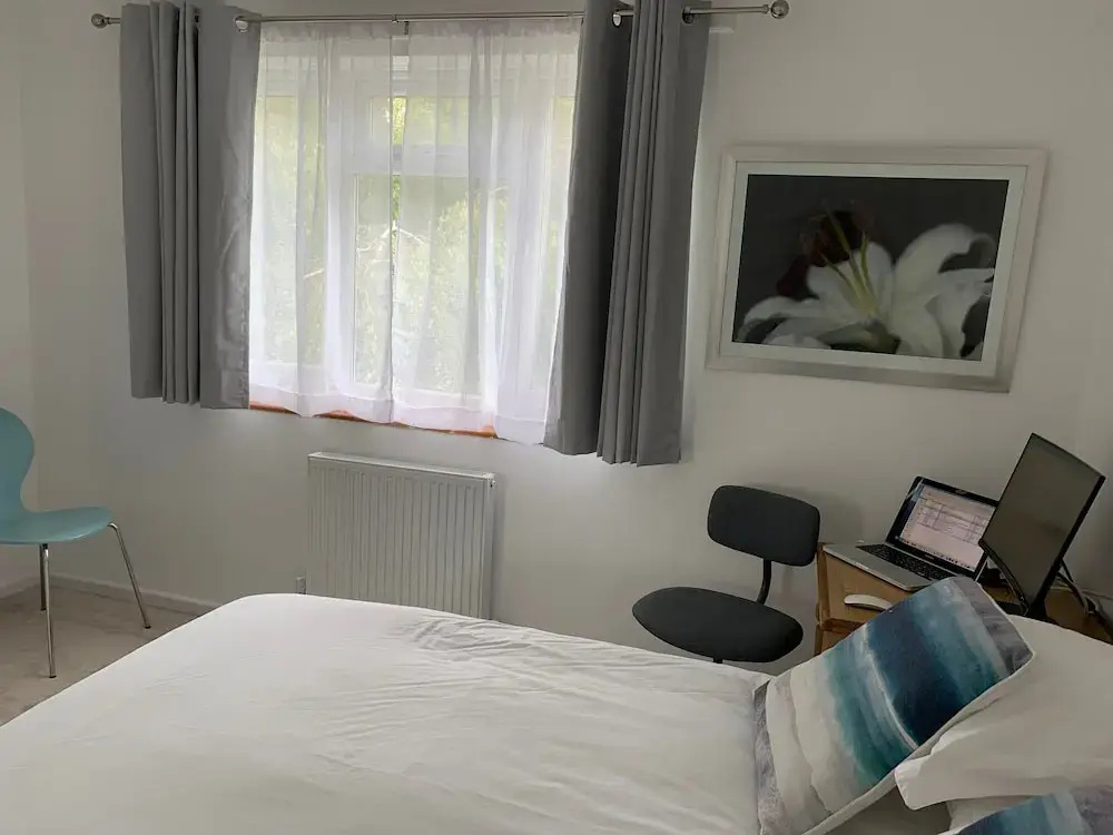 2 Bed-sleeps 4-parking-pets-10 min Walk to Beach